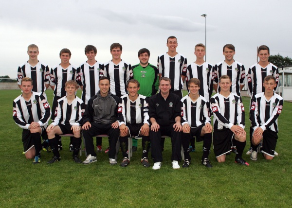 Back Row:- Luke Walker, Bobby Johnson, Adam Ellis, Joel Marson, Jack Aldred, Alex Tittcomb, Michael Haslam, Matt Mitchell, Reece Thompson.
Front Row:- Ben Parlby, Jason Swannack, Adam Scott (Assistant Manager), Adam Holdsworth (Captain), Rich Williams (Manager), Aaron Hutchinson, Shaun Nesbitt, Josh Sharpe.
Back Row:- Luke Walker, Bobby Johnson, Adam Ellis, Joel Marson, Jack Aldred, Alex Tittcomb, Michael Haslam, Matt Mitchell, Reece Thompson.
Front Row:- Ben Parlby, Jason Swannack, Adam Scott (Assistant Manager), Adam Holdsworth (Captain), Rich Williams (Manager), Aaron Hutchinson, Shaun Nesbitt, Josh Sharpe.